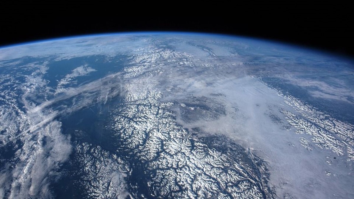 Бывший сотрудник NASA говорит, что видел фотографию, на которых Земля плоская