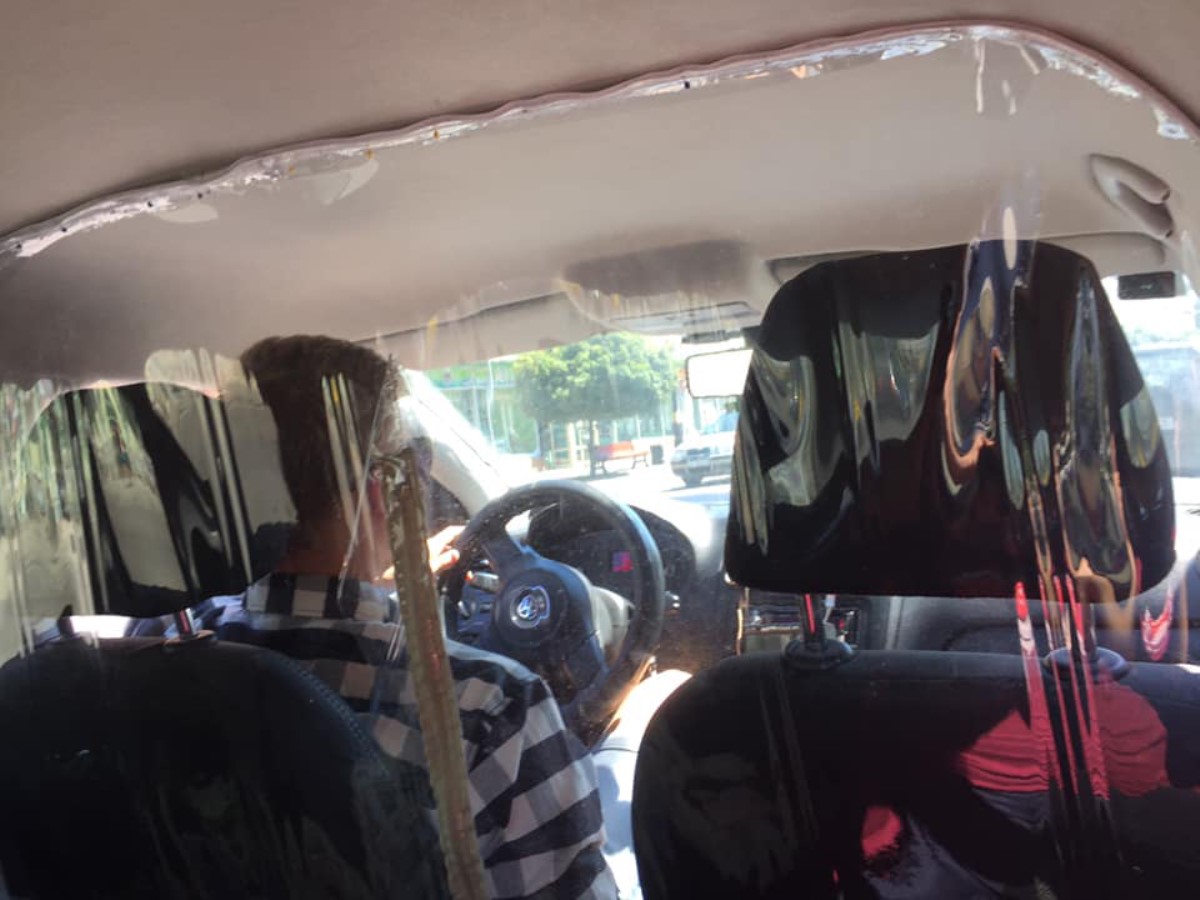 Украинские таксисты решили отгораживаться пленкой от пассажиров
