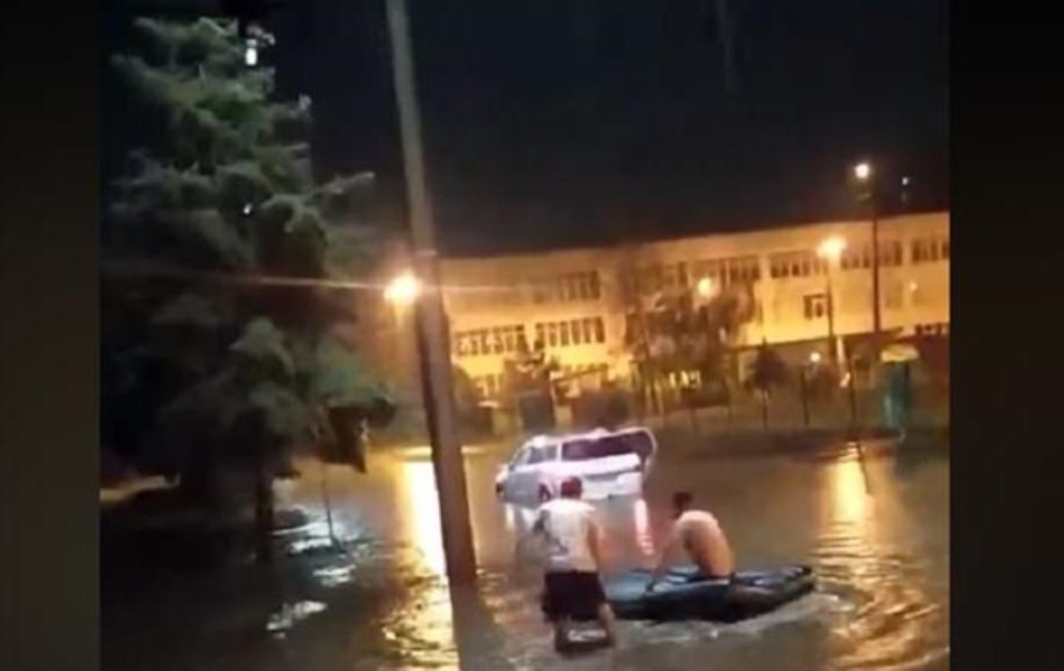 В Харькове мощный ливень затопил улицы