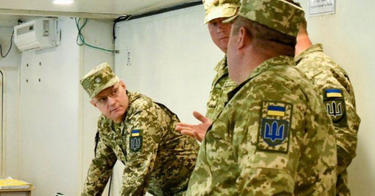 Засада на Донбассе: Зеленский отправил на фронт командующего ВСУ Хомчака