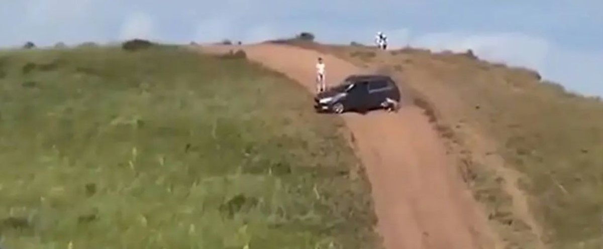 Шокирующий случай с неуправляемым авто попал на видео