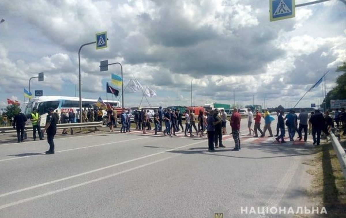 Протестующие перекрыли трассу Киев-Чоп