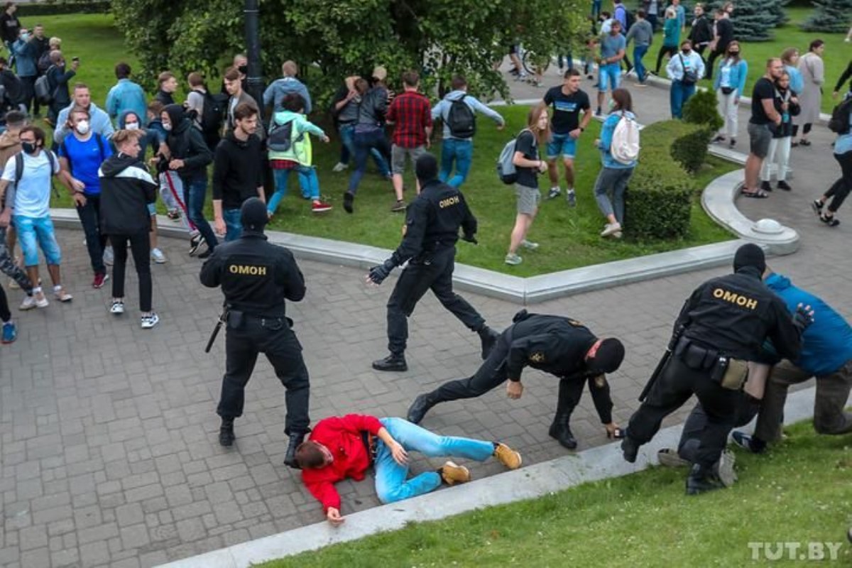 В Минске произошло столкновение между ОМОНом и протестующими