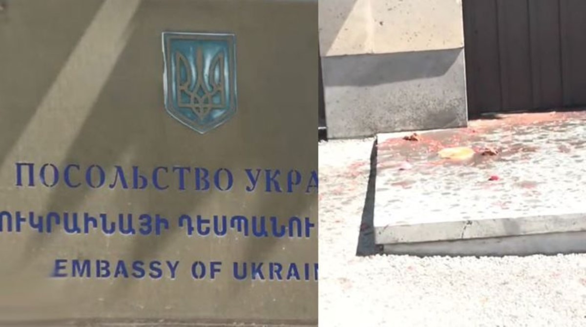 МИД Украины сделал заявление, посольство тут же облили борщом