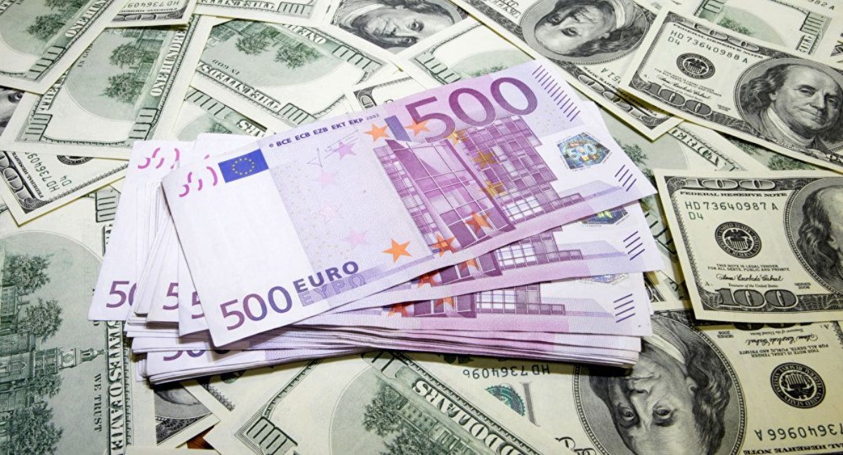Доллар и евро в Украине стремительно меняют стоимость