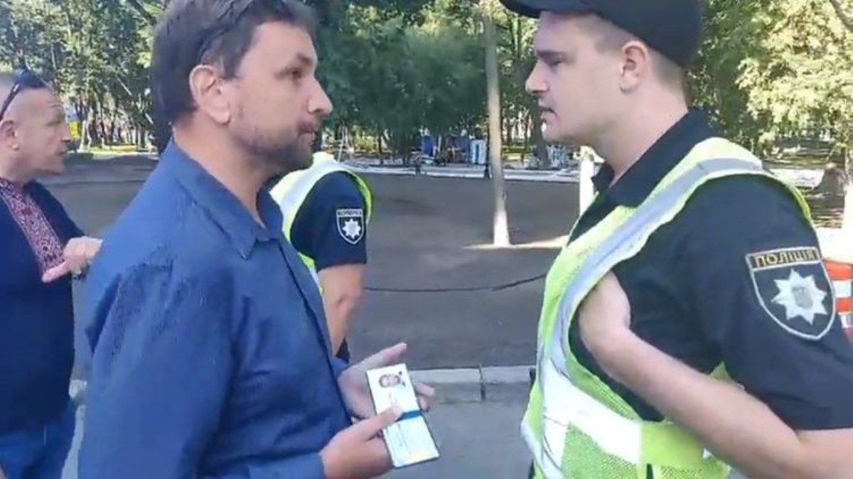 Видео стычки Вятровича с полицейскими уже в Сети