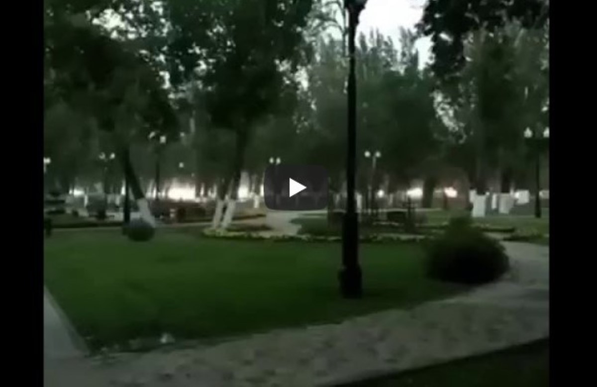 В России попадание молнии в ЛЭП попало на камеру