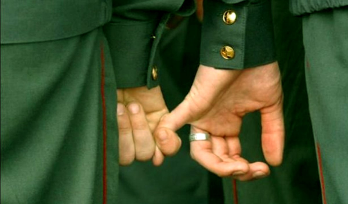 Почему во время парада военные держат друг друга за пальцы