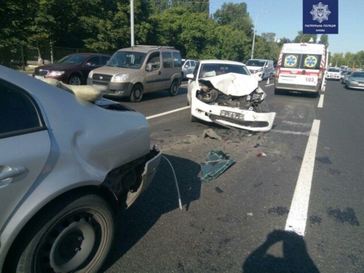 В Киеве произошло тройное ДТП