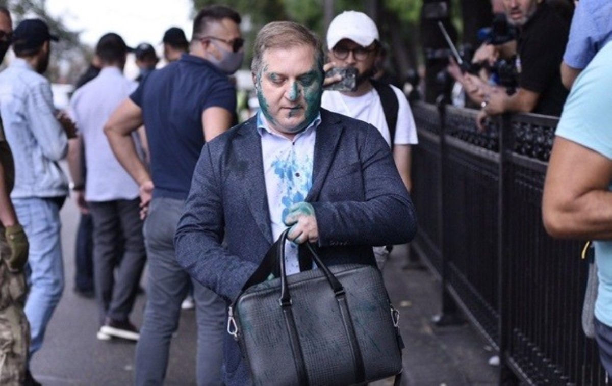 Обливание зеленкой: суд отпустил виновного на поруки