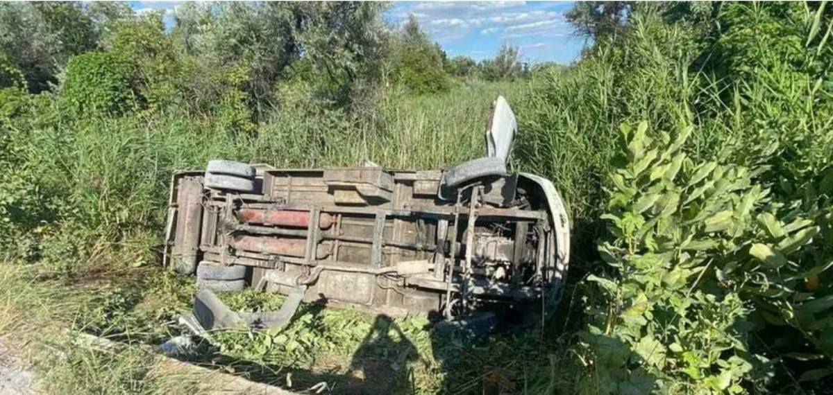 Водитель отправил "Газель" с пассажирами в кювет и сбежал: 15 пострадавших