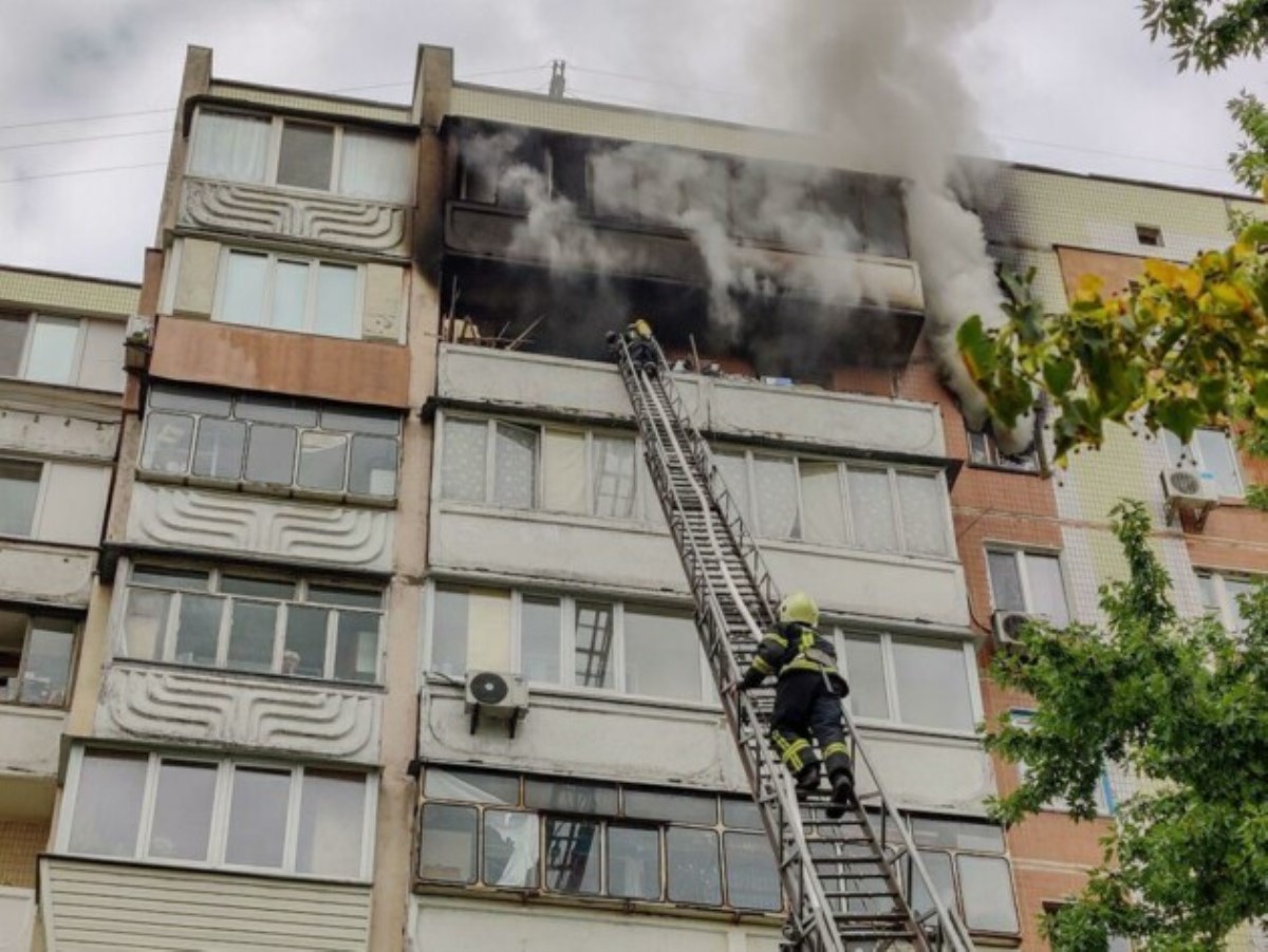 Крупный пожар в Киеве: спасатели показали фото из выгоревшей квартиры