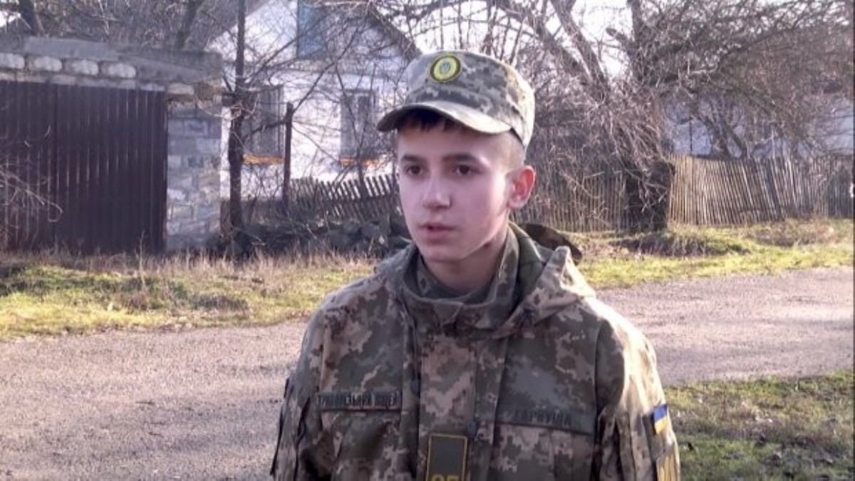 Накрыл гранату собой: юному украинцу вручили орден