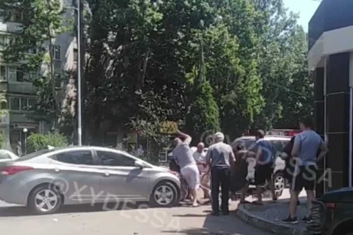 В ход пошел стул: в Одессе водитель набросился на пешехода