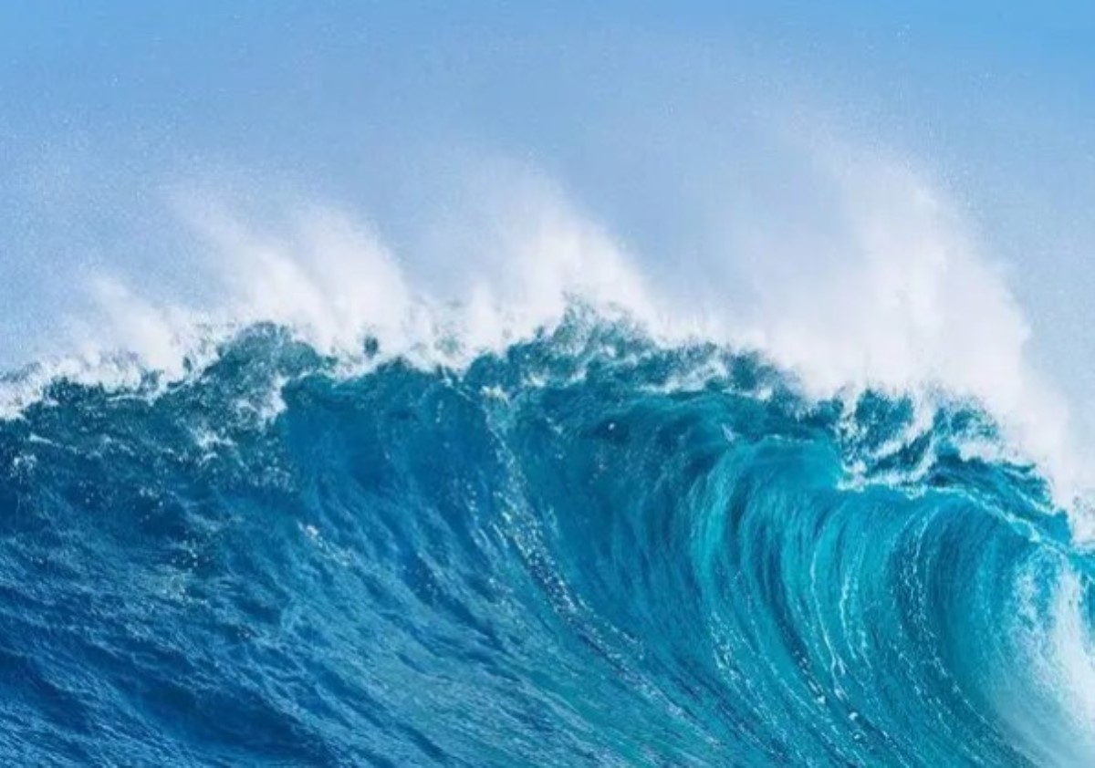 Подростка, позировавшего у океана, смыла мощная волна