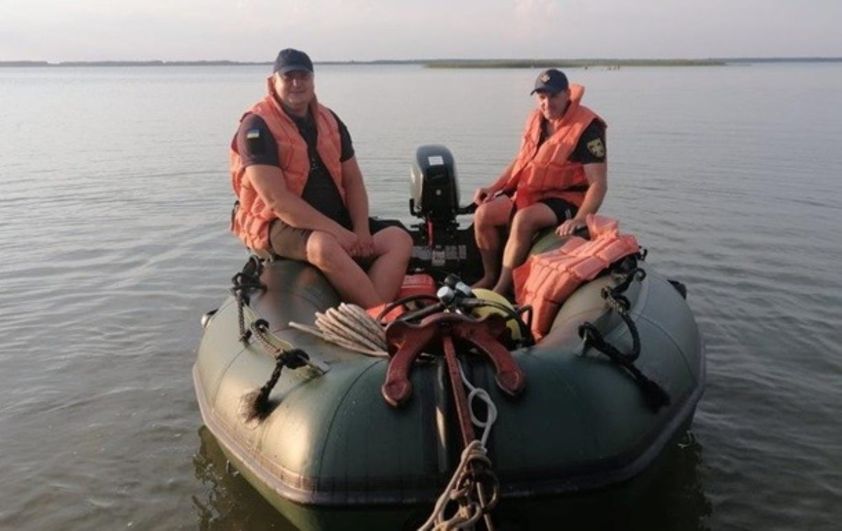 На озере Свитязь перевернулся катамаран: в воде оказались 8 человек