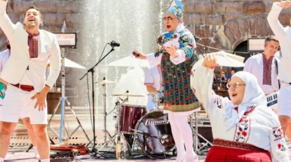 Взрослые забавы в центре Киева: Верка Сердючка устроила шоу в фонтане
