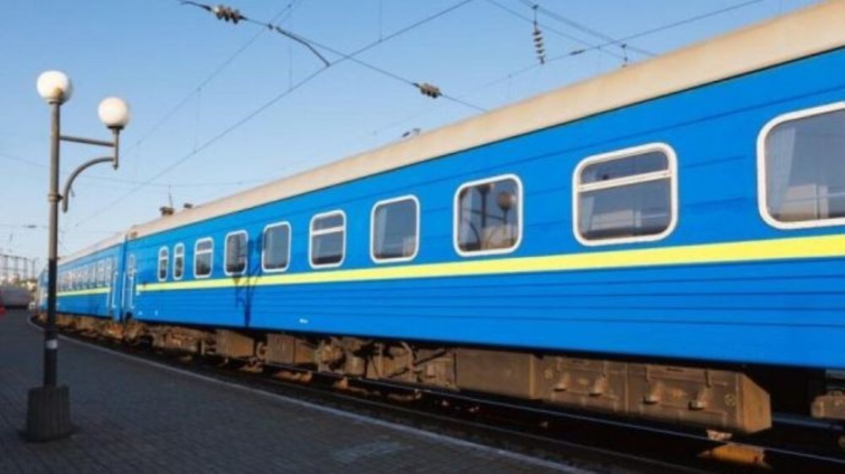Безопасная дистанция во время карантина: "Укрзализныця" продает все места в поездах