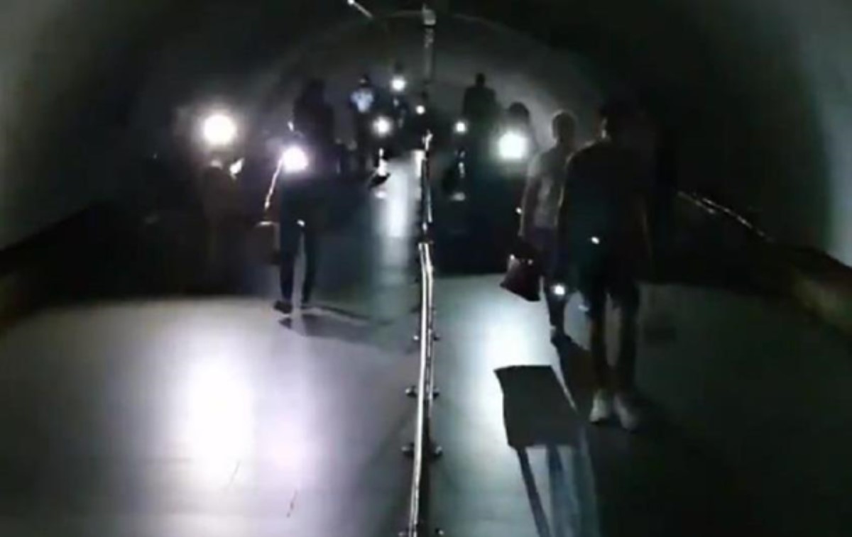 В сети появилось видео из киевского метро во время отключения света