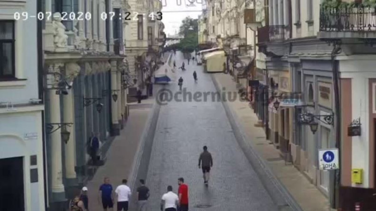 Зеленский вышел на пробежку в Черновцах: жители требуют оштрафовать