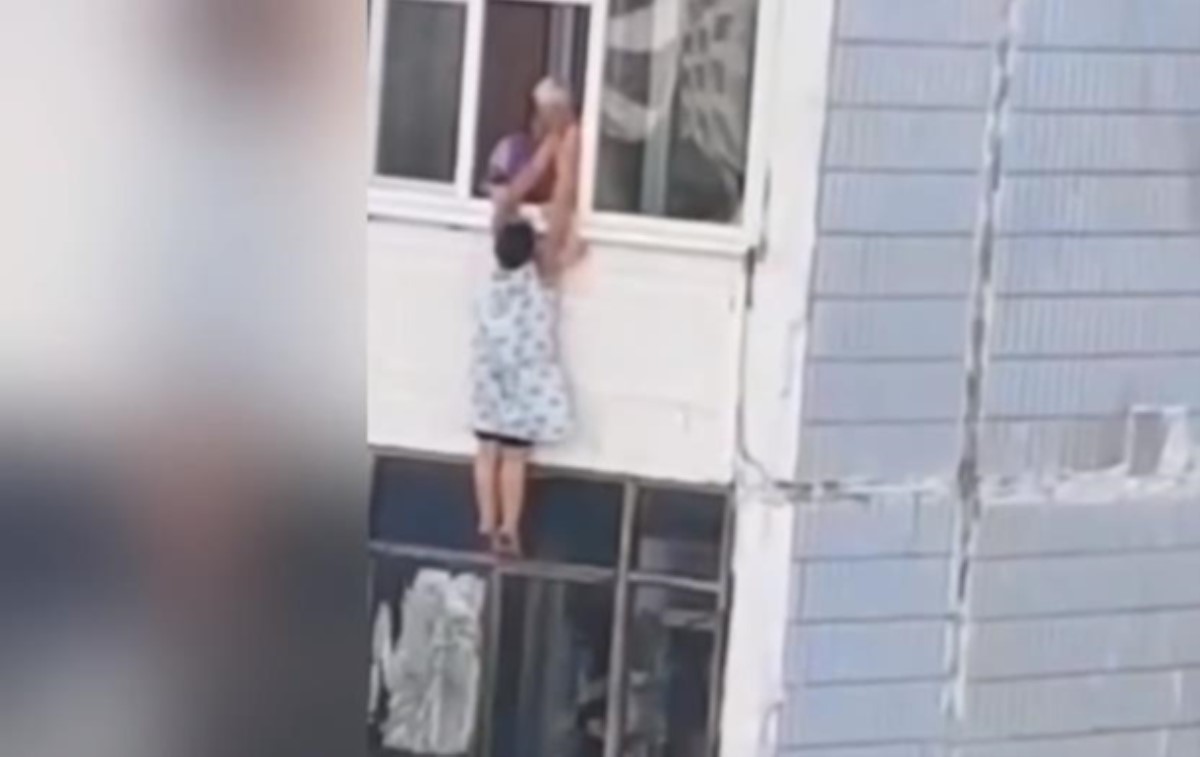 В Запорожье спасли женщину, которая повисла на балконе девятого этажа