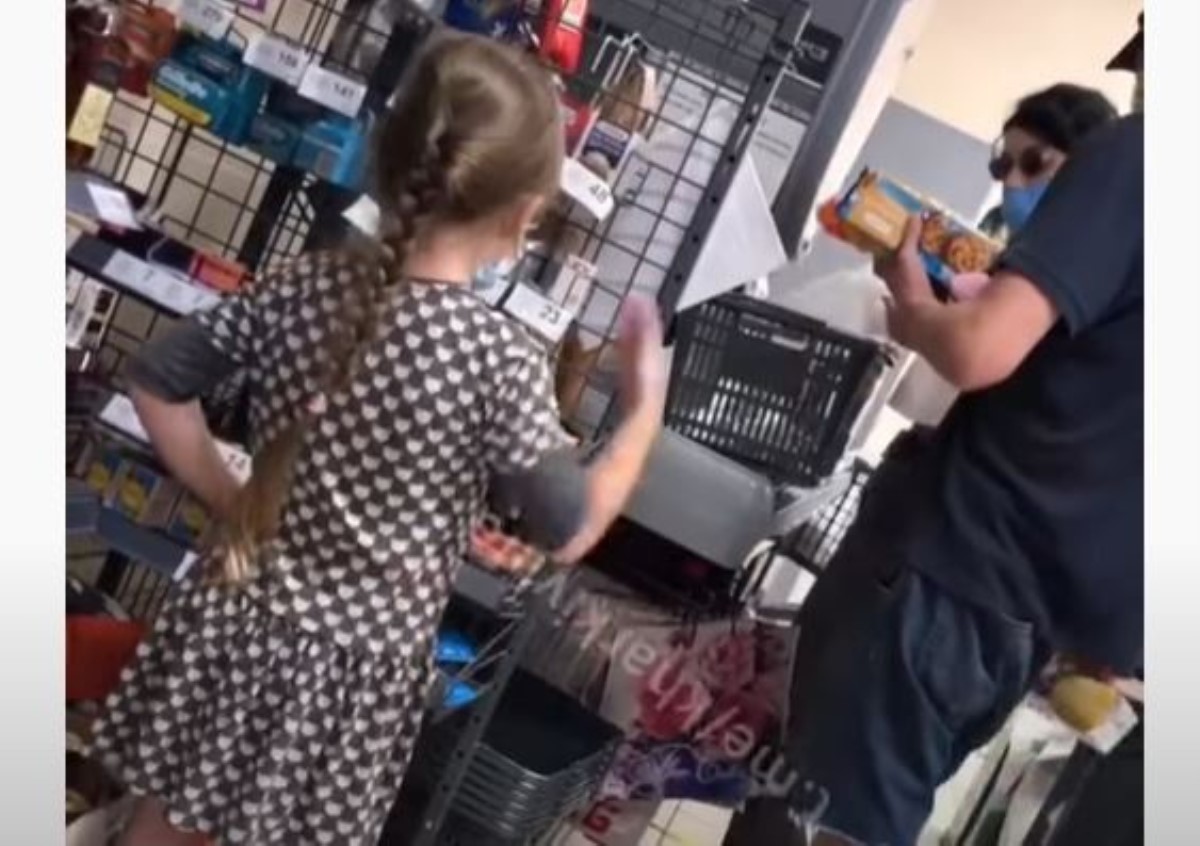 Девочка грязно обматерила харьковский супермаркет, родители спрятались