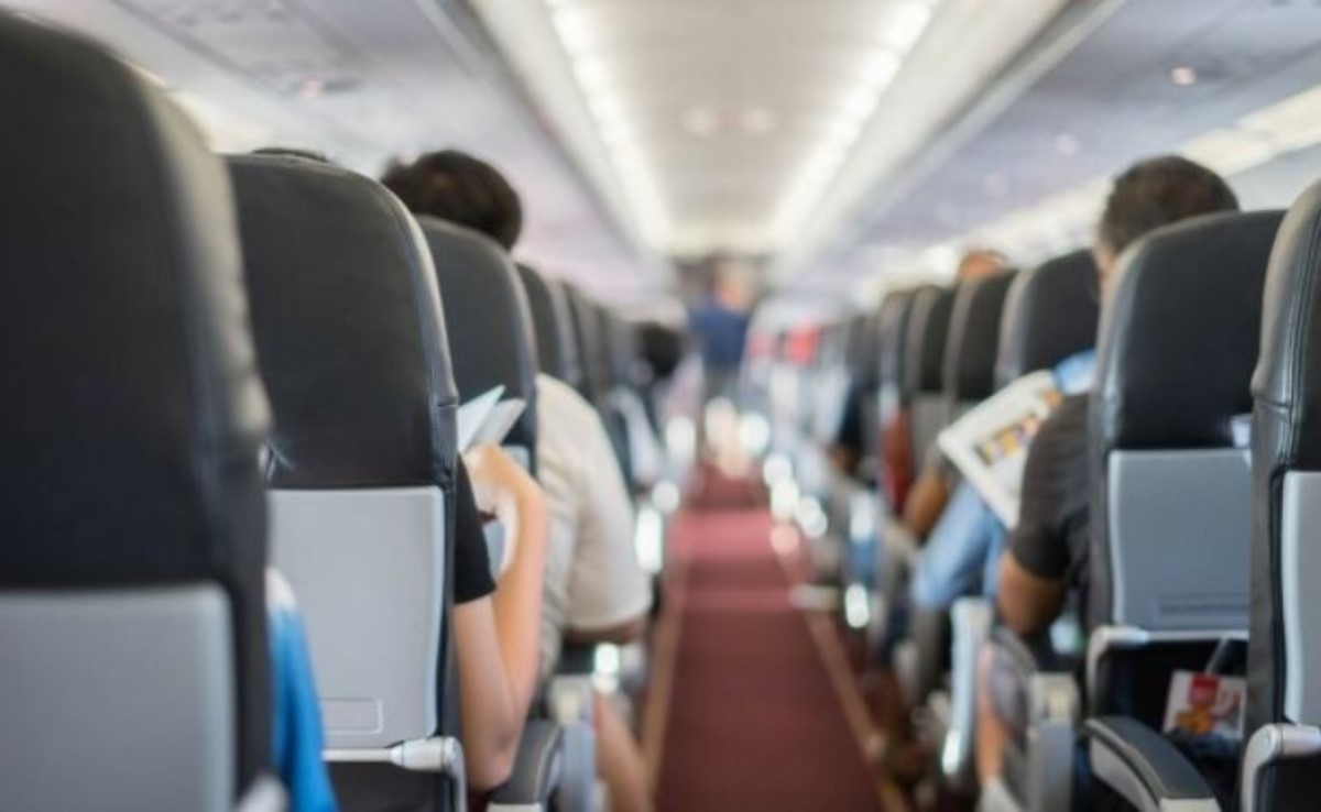 Пассажиры чартера и регулярного рейса равны в правах: что делать, если авиаперелет задержали