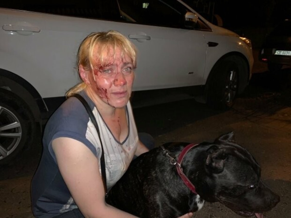 В Черновцах посреди улицы избили женщину с собакой