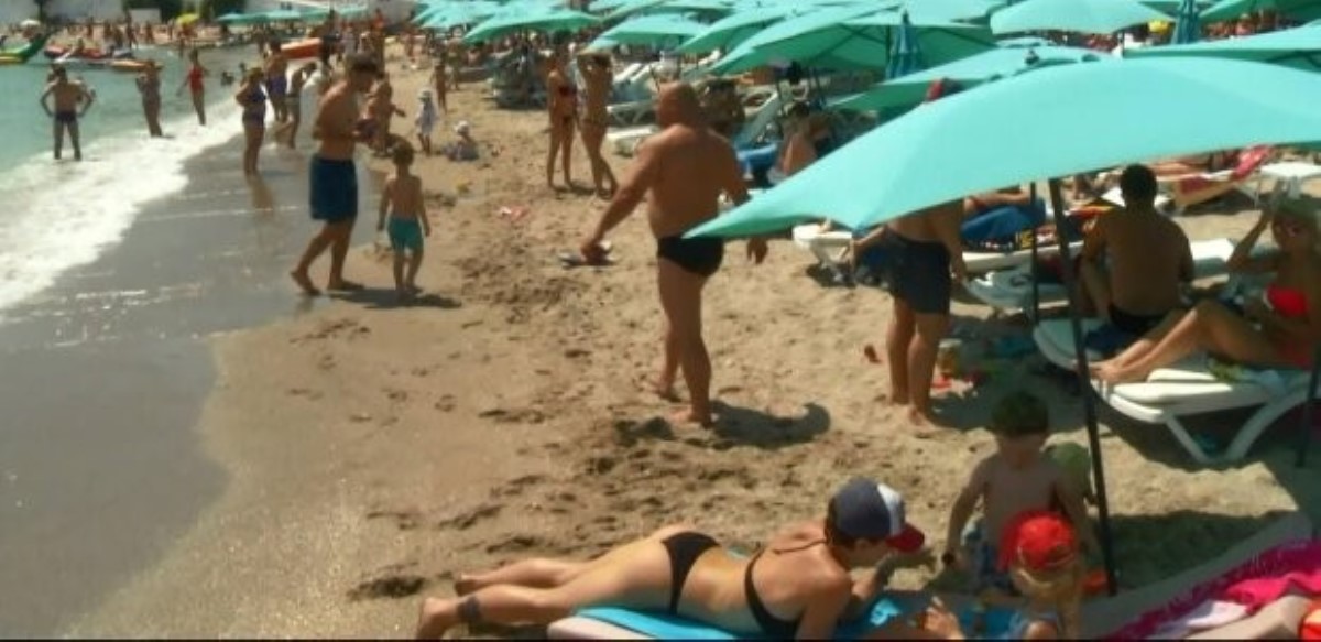 В Кирилловке новая беда «выгнала» сотни туристов с пляжа