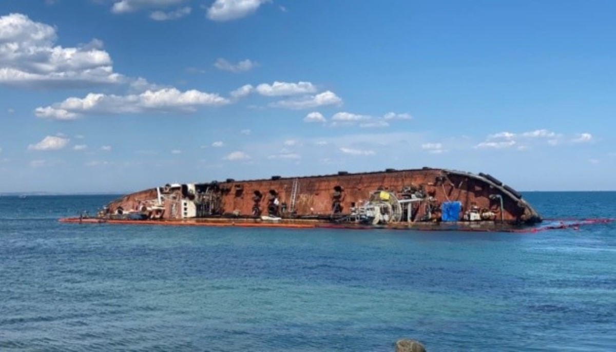 Подъем затонувшего в Одессе танкера Delfi проведут после конкурса