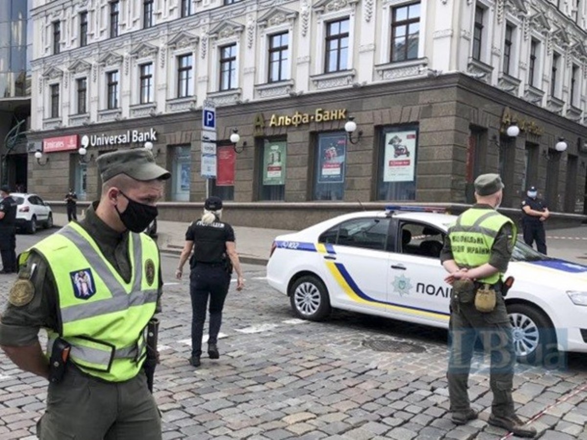 В рюкзаке находится бомба: в киевском банке захватили заложников