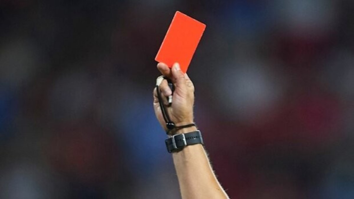 Красная карточка за кашель: введено новое футбольное правило в условиях коронавируса