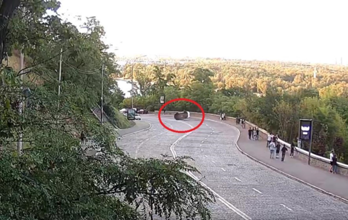 Опрокидывание авто на Владимирском спуске попало на видео
