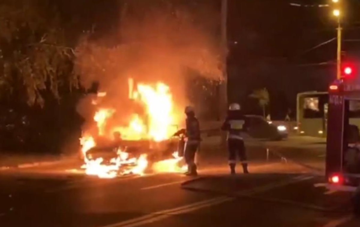 Загорелся во время движения: в Днепре горели автомобили