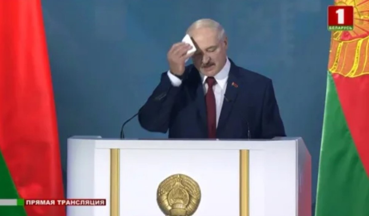 В сети обсуждают болезненный вид Лукашенко во время обращения к народу