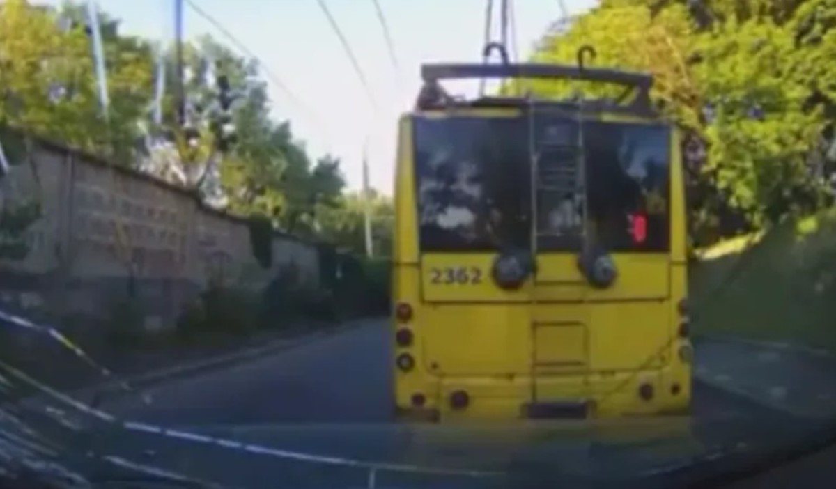 В Киеве троллейбус "рассыпался" на ходу и "покалечил" случайное авто