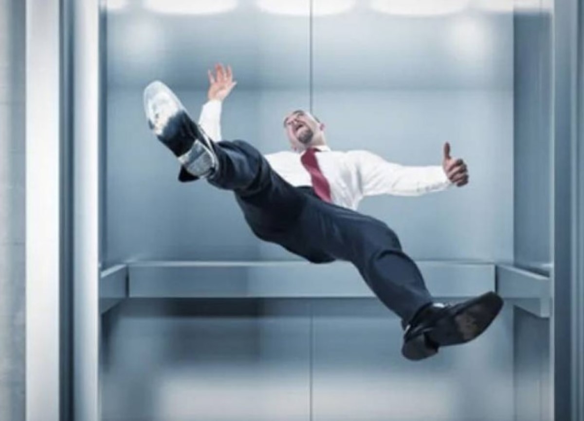 Можно ли выжить, прыгнув в падающем лифте