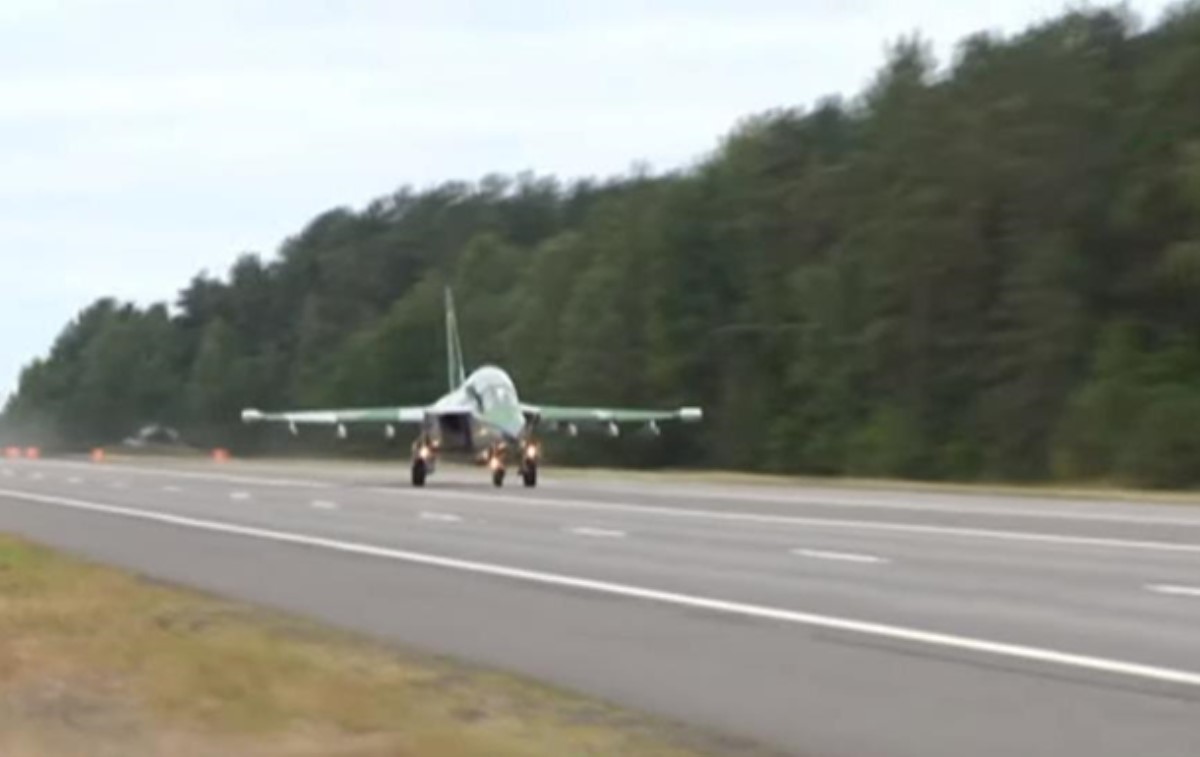 В Беларуси военные самолеты посадили на трассу Минск - Брест