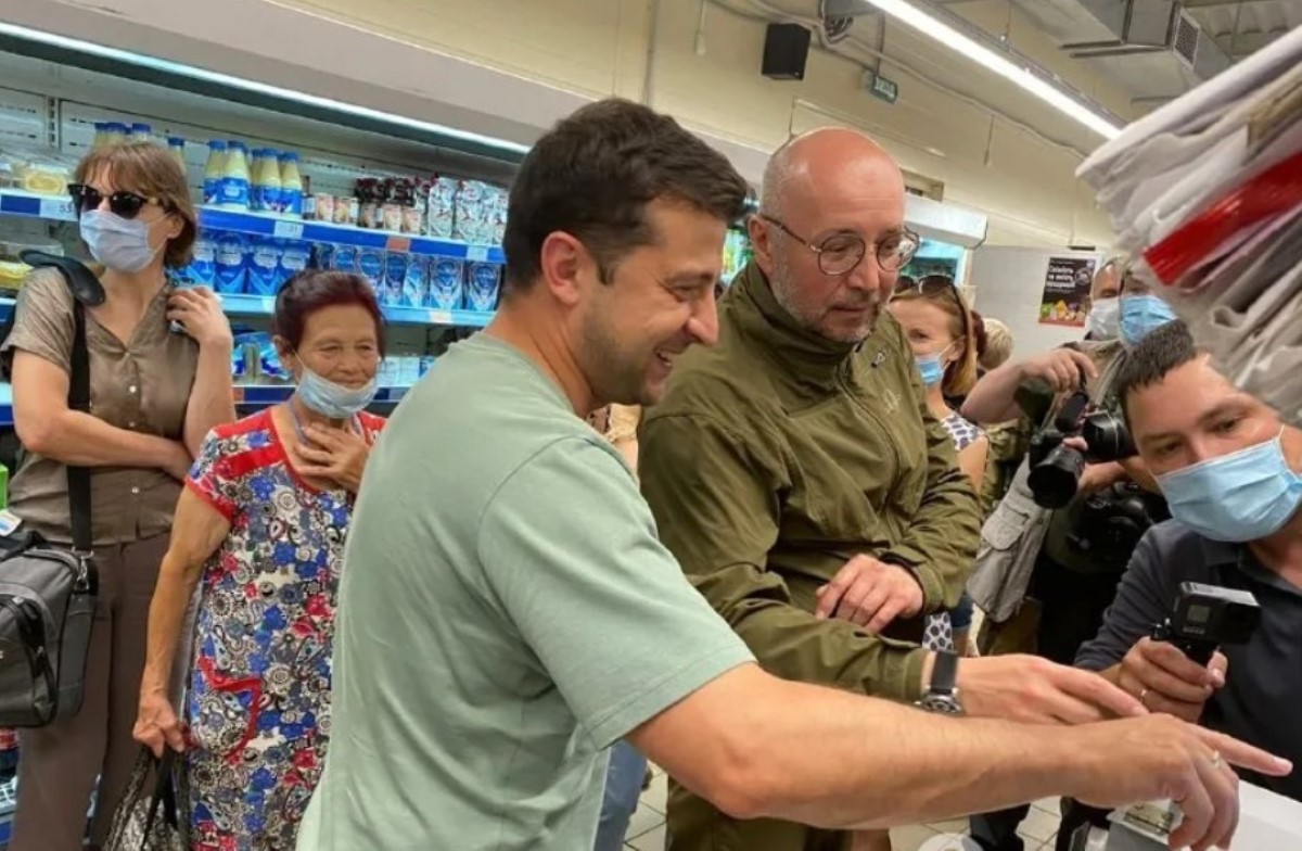 Зеленский без защитной маски посетил магазин на Донбассе