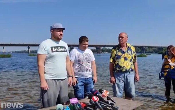 В воде посреди Днепра состоялась пресс-конференция