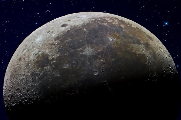 Уфолог увидел на Луне 200-метровое "строение"
