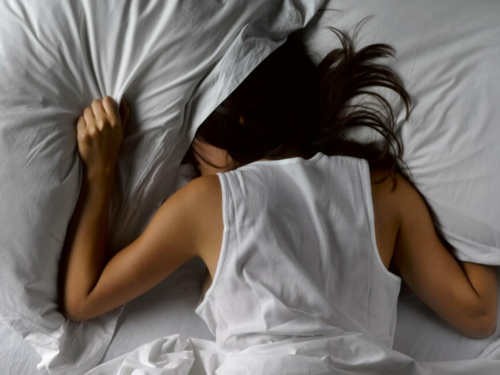 Вот почему нельзя одному спать на двух подушках – объяснение приметы