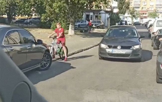 В Киеве детишки заблокировали водителя-нарушителя, однако всё пошло не так