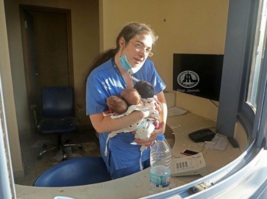 В Бейруте медсестра спасла трех младенцев в разрушенной больнице