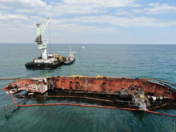 В Одессе танкер Delfi готовят к подъему