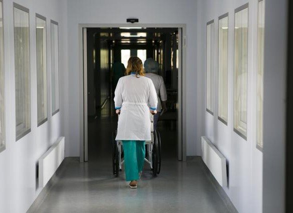Медики Николаева готовятся принимать пациентов с COVID-19 в коридорах больниц