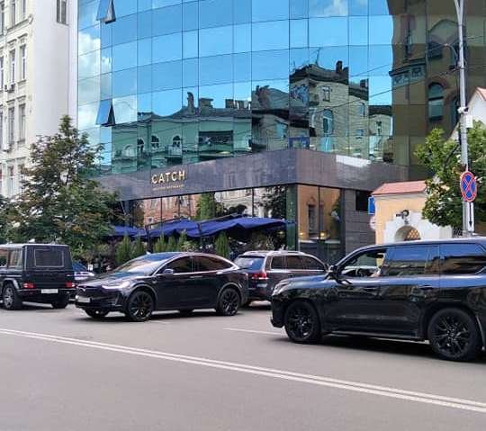 В Киеве горел автомобиль Tesla экс-главы ОП Богдана
