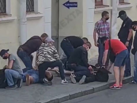 Положили "штабелями": в сети появилось видео с задержанными в Минске