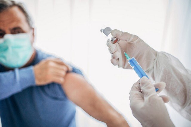 Впереди планеты всей: Россия первой в мире зарегистрировала вакцину от COVID-19