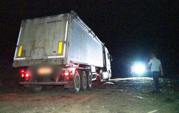 Под Жмеринкой задержали пять грузовиков со львовским мусором